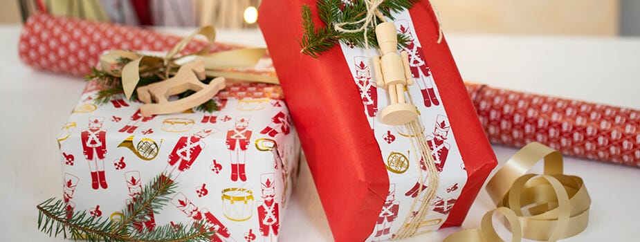 Nutcracker giftwrapping