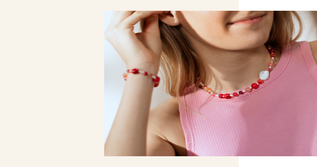 Model with jewelry made with agates