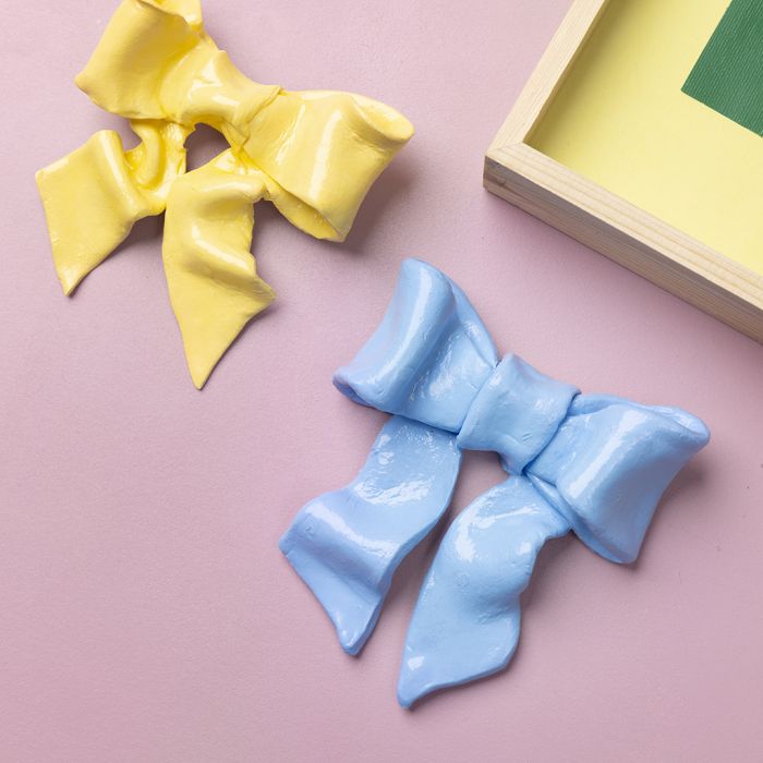 Decorative bow in self-hardening clay