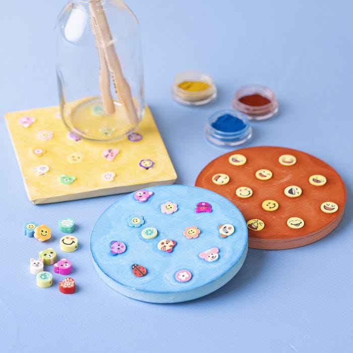 Støbte platter med figurperler