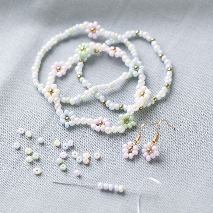 Bracelet and earrings with flowers in rocaille seed beads