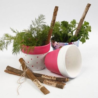 Pots de fleurs en terre cuite peints avec découpage