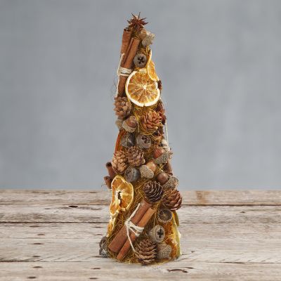 Un cône décoré avec du sisal et des matériaux naturels
