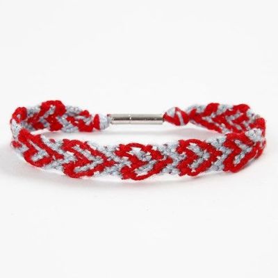 A Friendship Bracelet with a Heart Pattern from Embroidery Yarn
