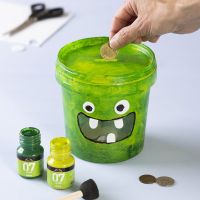 Upcycling – piggy bank from painted plastic bucket